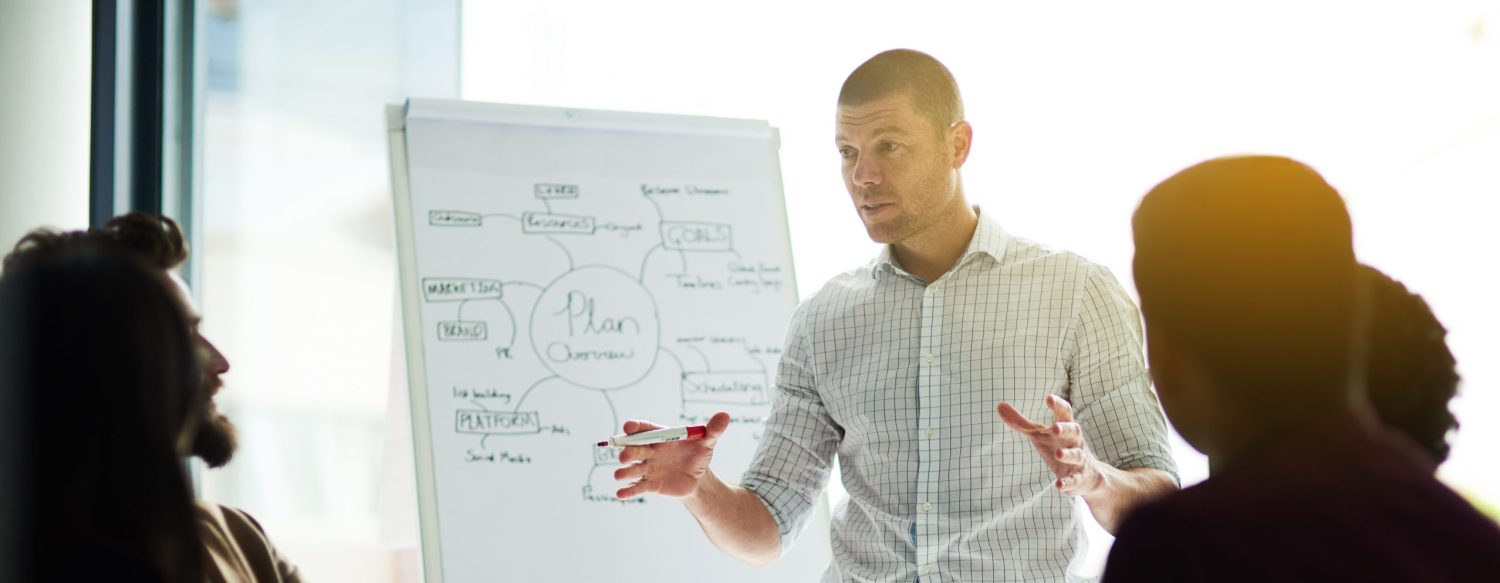 Bild på man framför en whiteboard som förklarar Silf Navigator – beslutsstöd