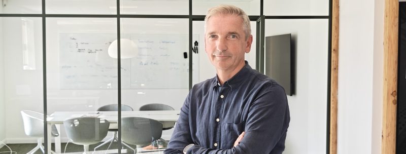 man med mörk stjorta och armarna i kors Hans Wigart, CEO, Qimtek