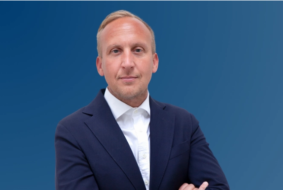 Bild på CISilf, strategisk inköpare certifierad, man i kostym
